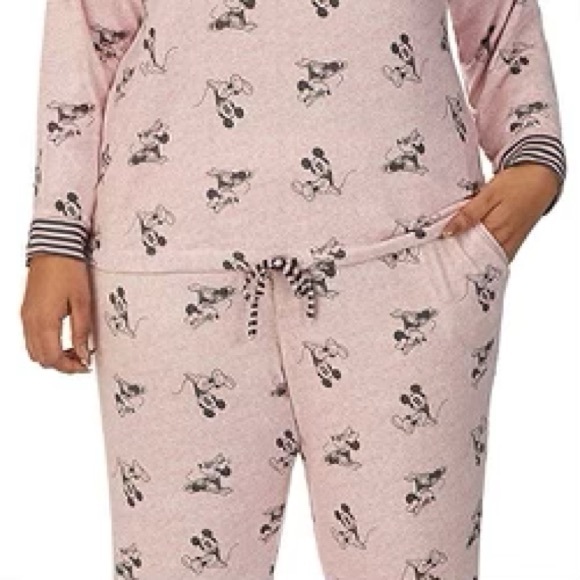 Minnie Mouse Pajamas 💕 - Picture 4 of 7